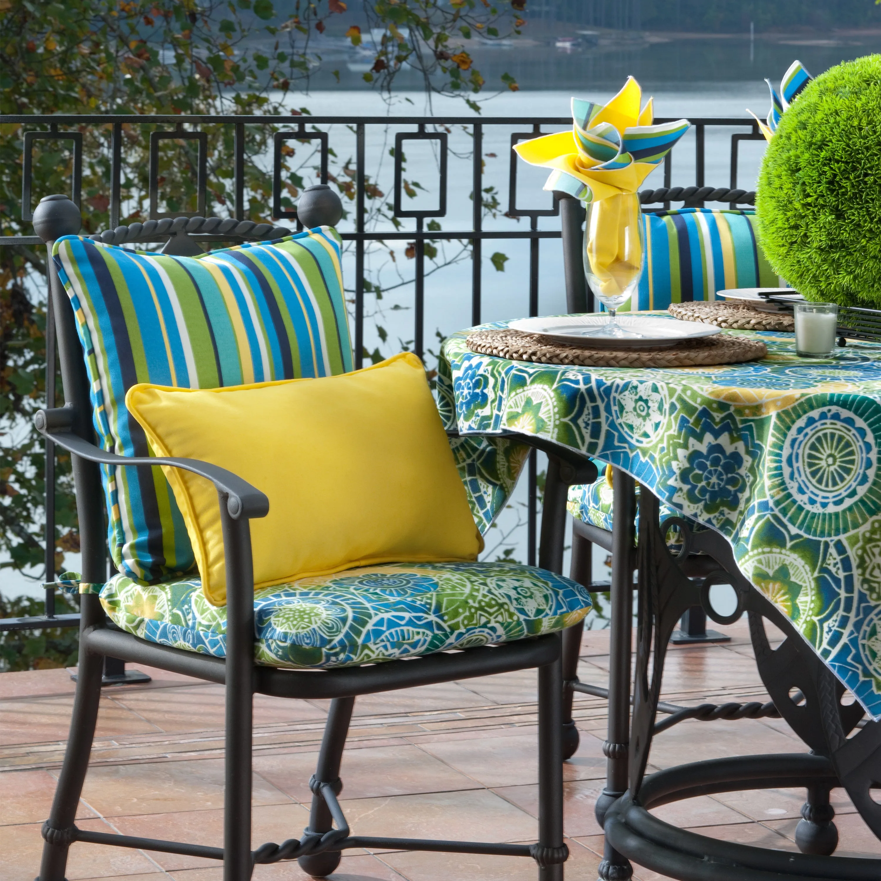 Outdoor/Indoor Fresco Solids Yellow 18.5-inch Throw Pillow (Set of 2)